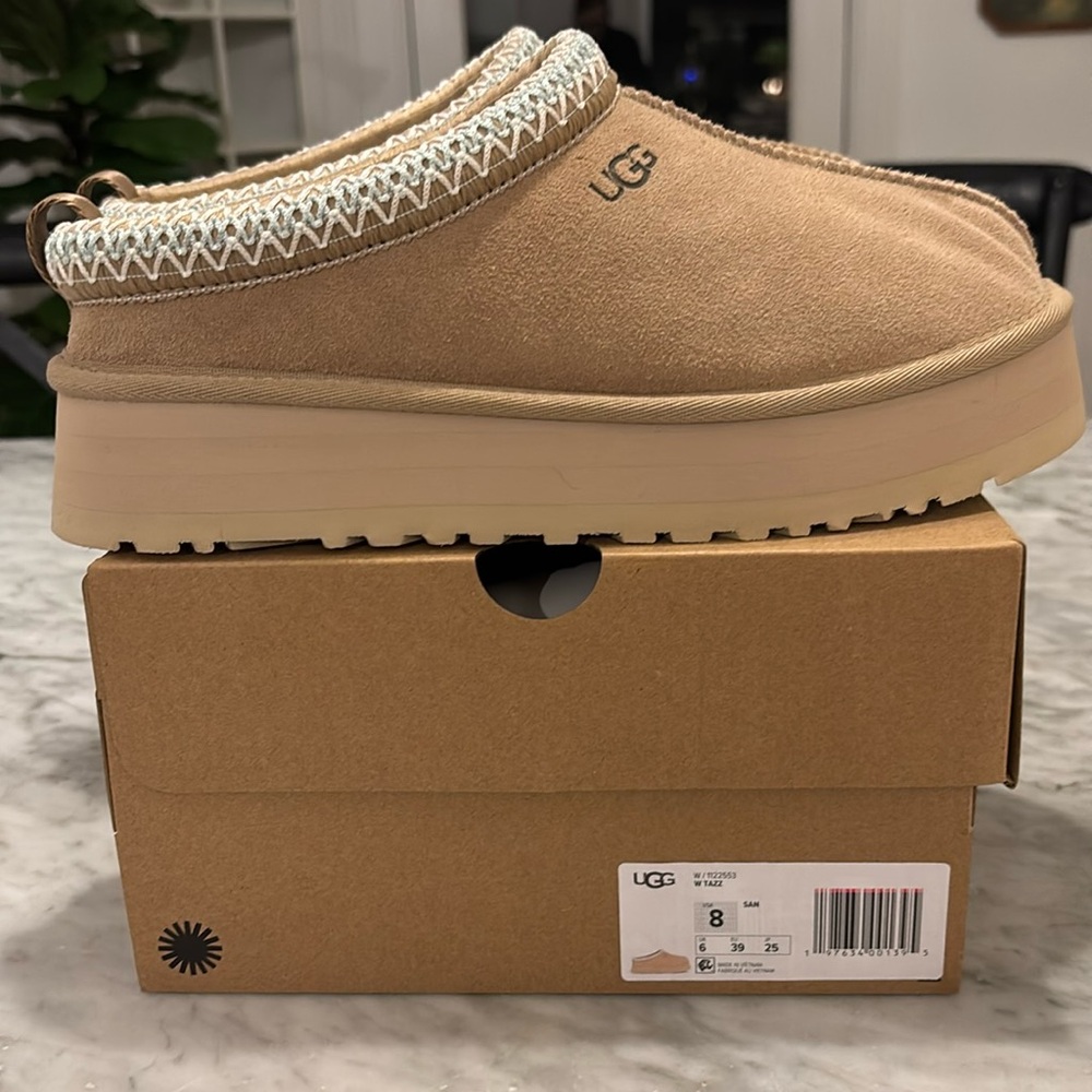 Ugh tazz platform slipper size 8
NWT Sand